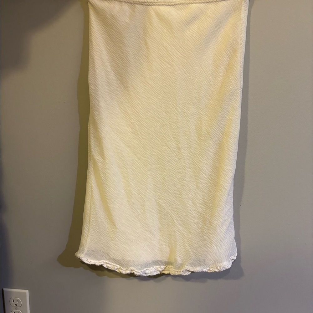 Fitted slip skirt with texture